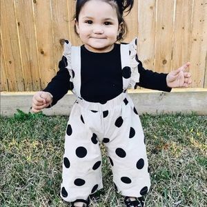 HP•NWT White Polka Dot 2 Piece Ruffle Bib Set